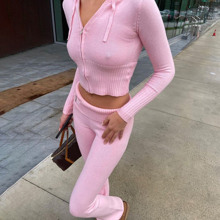Gemütlicher Damen Loungewear Anzug, bequemes Set aus Kapuzenjacke & Schlaghose in Hellblau.