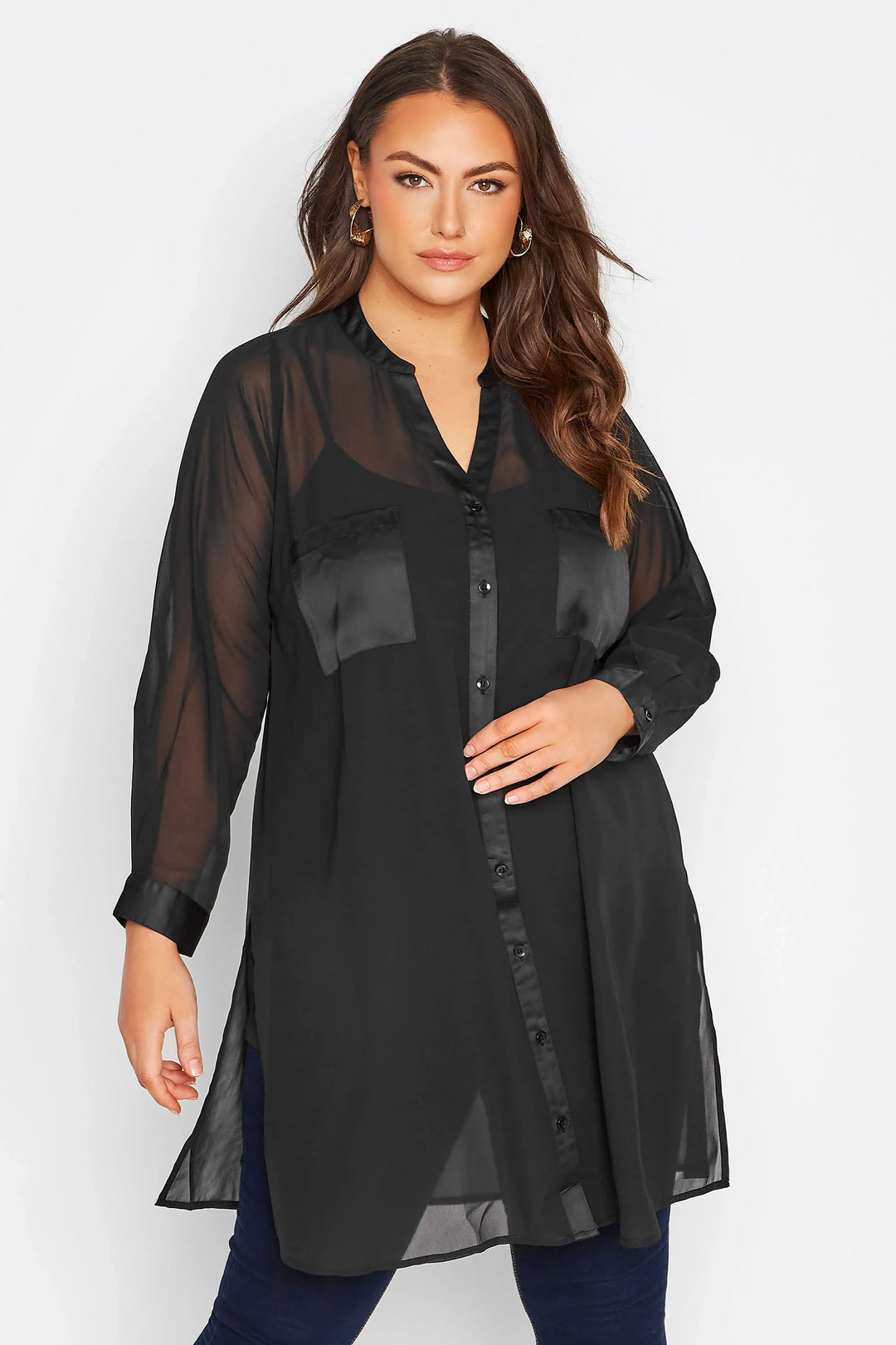 Elegantes transparentes Damen Langarmhemd in Übergröße mit V-Ausschnitt, ideal für festliche Frühjahrsmode.