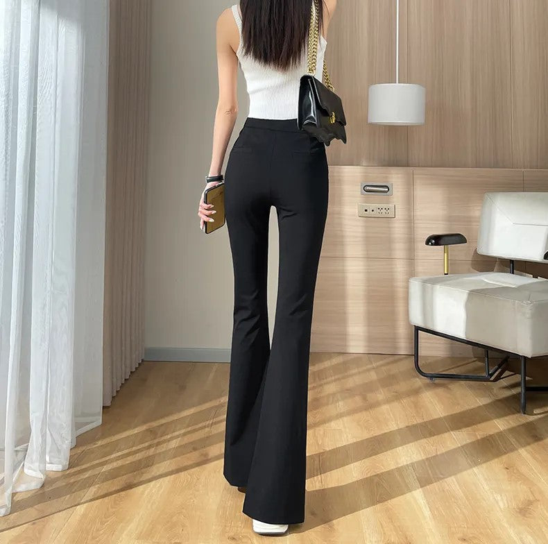 Komfortable Plus Size Schlaghose für Damen, schwarz, mit elegantem Schlitz am Beinabschluss.