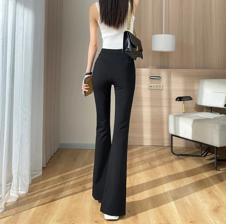 Komfortable Plus Size Schlaghose für Damen, schwarz, mit elegantem Schlitz am Beinabschluss.
