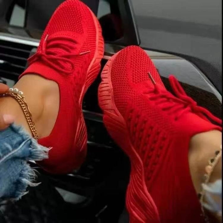 Paar leichte, atmungsaktive Damen Plateau Sneaker. Bequeme Damenschuhe mit modischer vulkanisierter Sohle für Casual-Stil.