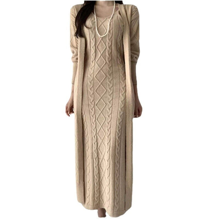 Elegantes Damen Herbst Outfit: Warme Strickjacke & passendes Kleid. Gemütlich, modern & vielseitig.