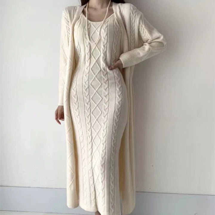 Damen Herbstmode: Zweiteiliges Set mit langärmeligem Kleid & passender warmer Strickjacke.