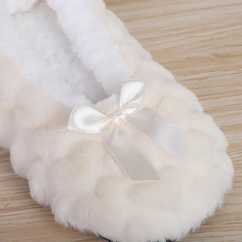 Damen Hausschuhe mit flauschigem Futter, warm und gemütlich, ideal für den Winter.