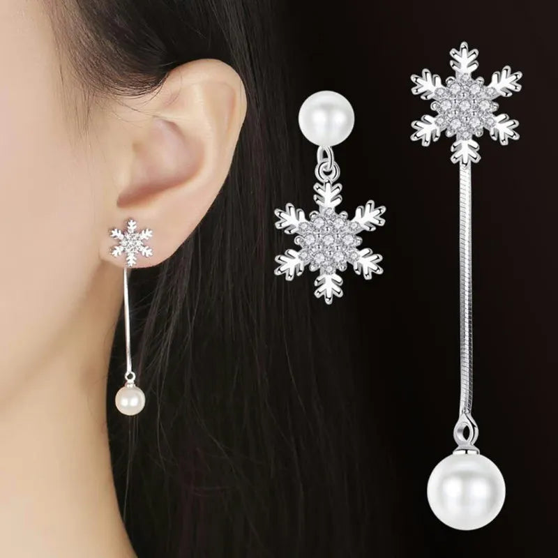 Damen Schneeflocken Tropfenohrringe aus Silber mit funkelnden Kristallen für elegante Winteroutfits.