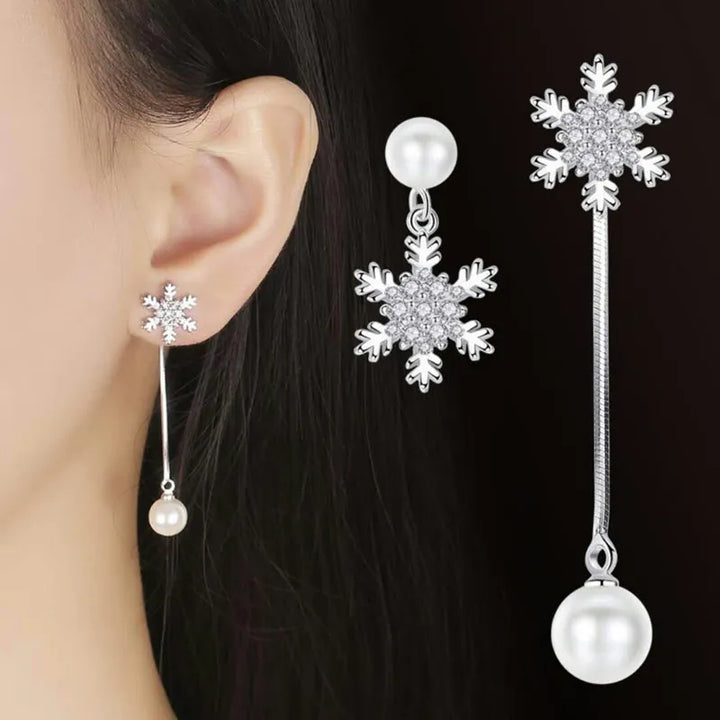 Damen Schneeflocken Tropfenohrringe aus Silber mit funkelnden Kristallen für elegante Winteroutfits.
