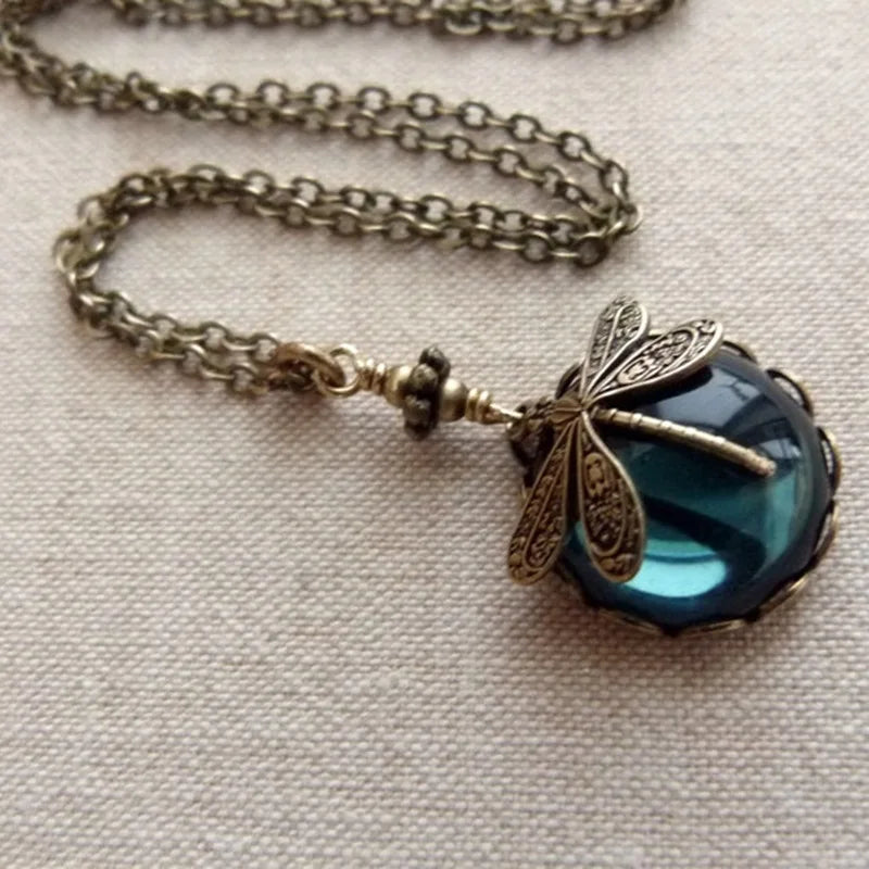 Elegante Damen-Halskette mit Libellen-Anhänger und schimmerndem Mondstein. Zeitloser Damenschmuck.