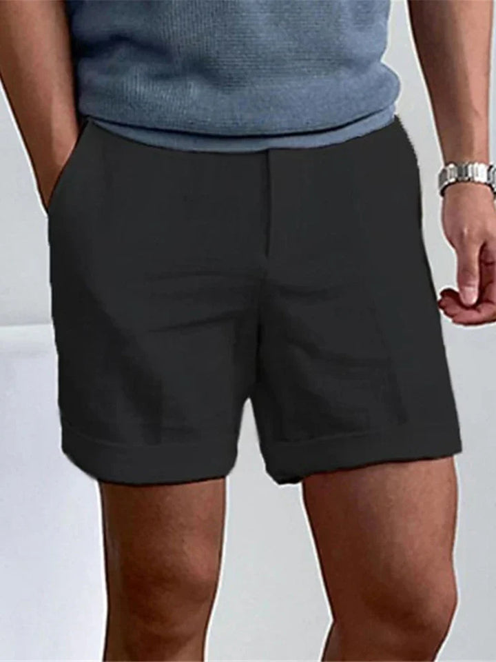 Angesagte Herrenbekleidung: Moderne Sommershorts, bequem und locker. Must-have für den Sommerstil 2025.