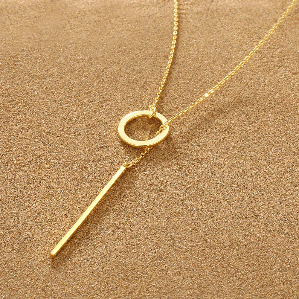 Elegante Damen Lariat-Halskette, glänzender Barren-Anhänger, stilvoller Goldschmuck.