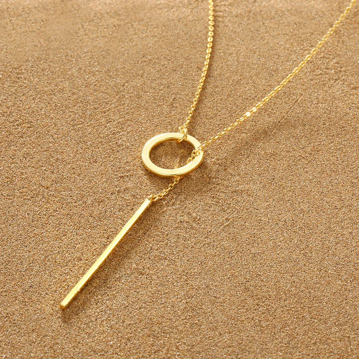 Elegante Damen Lariat-Halskette, glänzender Barren-Anhänger, stilvoller Goldschmuck.