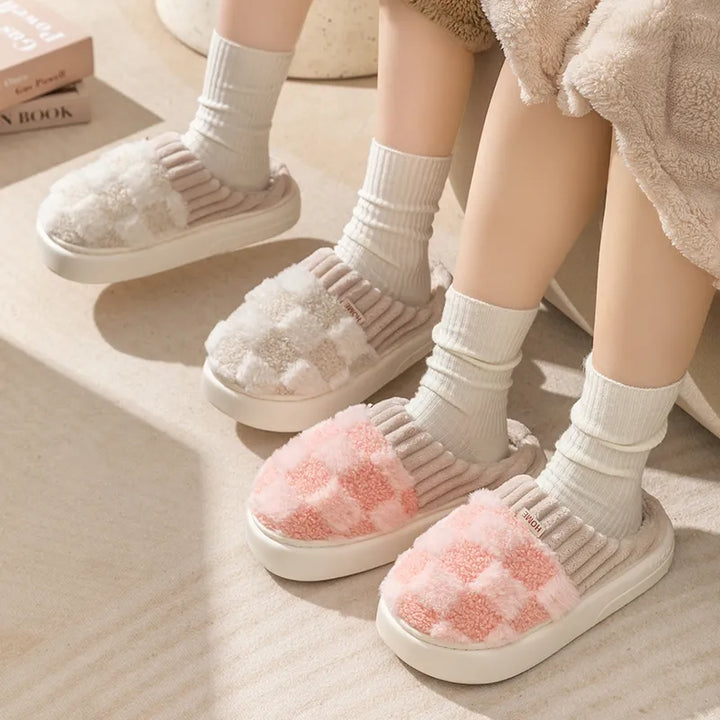 Rutschfeste Damen Winterpantoffeln, wärmend und super bequem für entspannte Stunden.