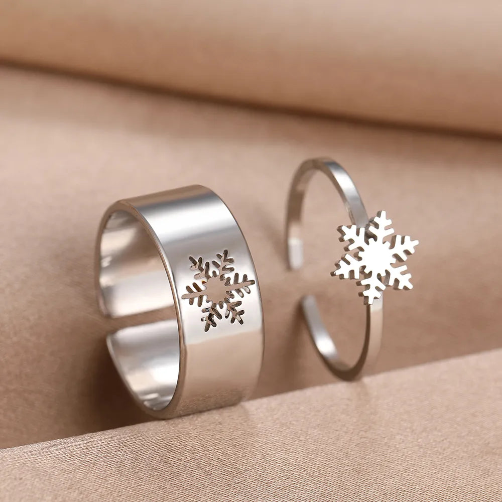 Verstellbarer Unisex Paarring mit filigraner Schneeflocke, ideal als Liebesschmuck für Winter & Weihnachten.