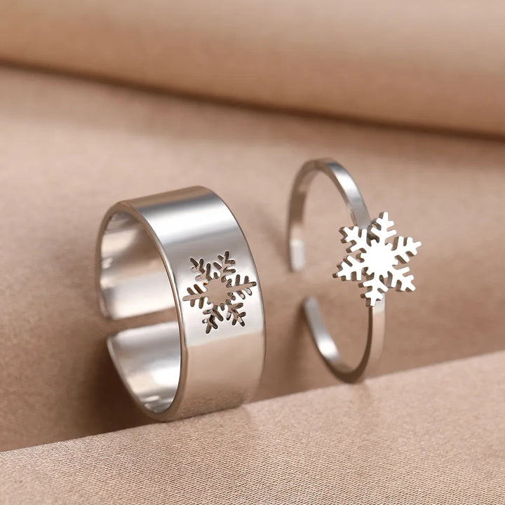 Verstellbarer Unisex Paarring mit filigraner Schneeflocke, ideal als Liebesschmuck für Winter & Weihnachten.