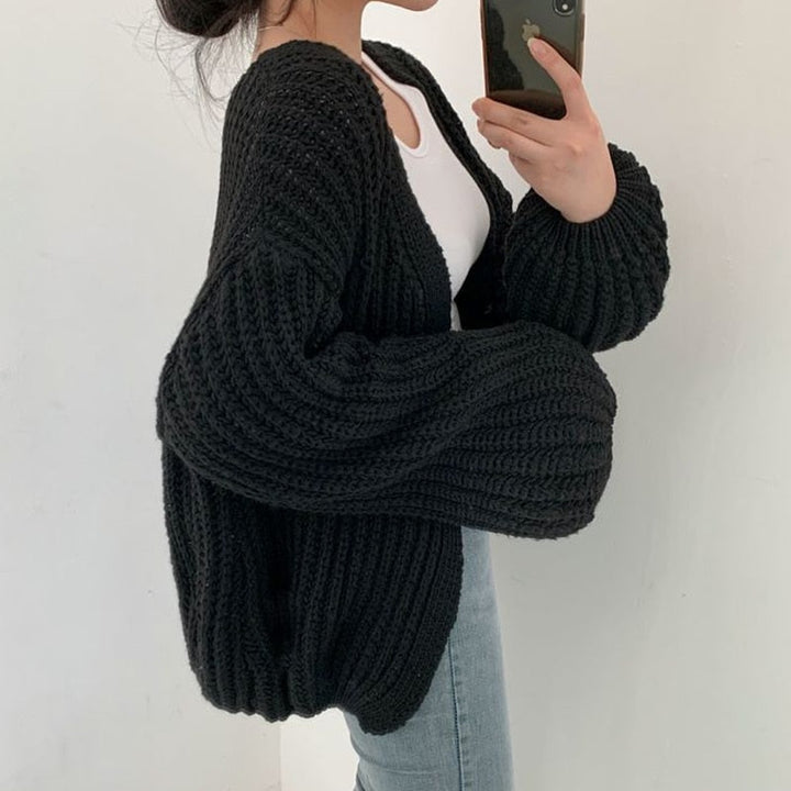Warmer Damen Grobstrick Cardigan mit Oversize-Schnitt, eine bequeme Strickjacke für den Winter.