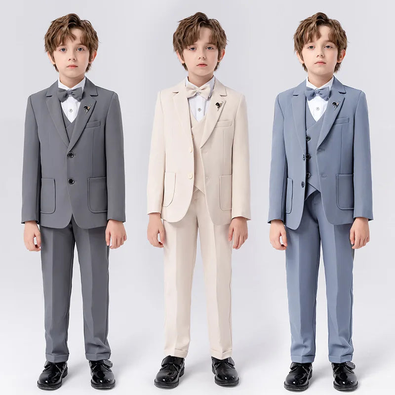 Jungen 4-teiliges elegantes Smoking Set in Grau für Hochzeiten, Partys und formelle Anlässe.