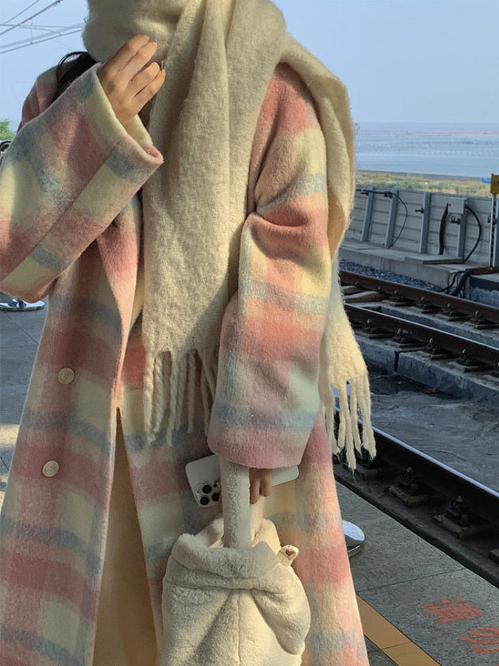 Nahaufnahme der Knopfdetails einer schicken, warmen Damen Winterjacke, perfekt für Wintermode.