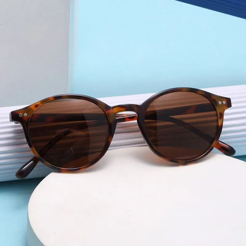 Modische Unisex-Sonnenbrille mit polarisierten Gläsern, runden Rahmen und effektivem UV-Schutz.