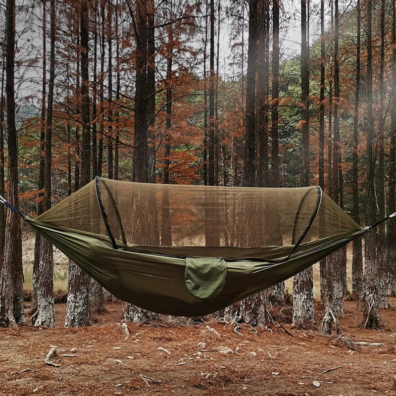 Outdoor Hängematte mit integriertem Moskitonetz, ideal für Camping & Reisen, schützt vor Mücken.