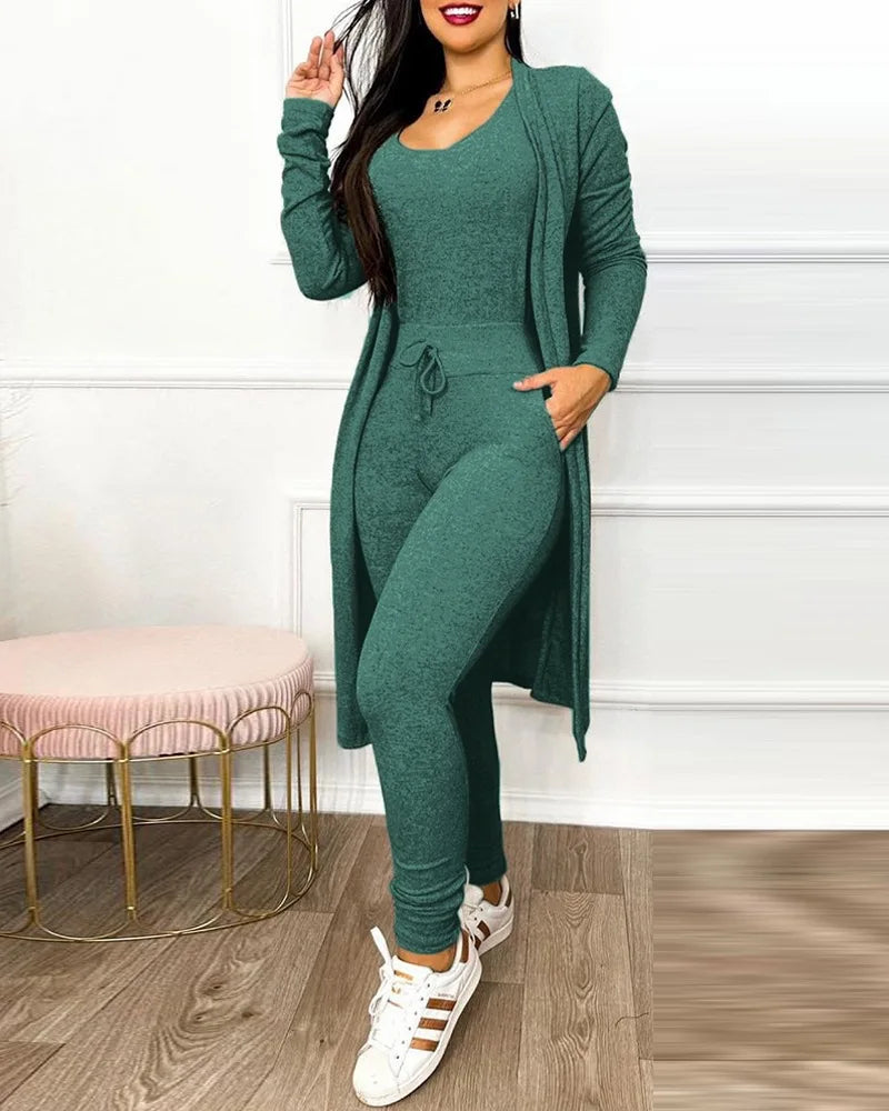 Vorderansicht: Sportlich eleganter Damen Leggings-Jumpsuit mit passender Jacke. Modernes Design, figurbetont.