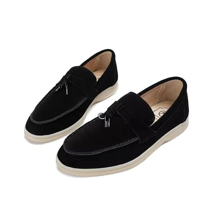 Paar Vivianne Unisex Slipper. Bequeme Komfortschuhe für Damen & Herren, ideal als stilvolle Alltagsschuhe.