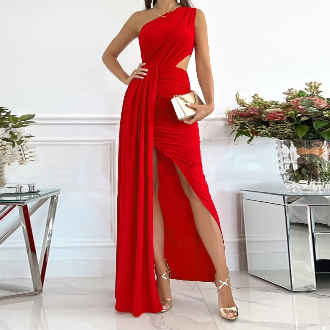 Rotes fließendes Sommerkleid für Damen. Feminines Abendkleid, zeitlos elegant für festliche Frauenmode.