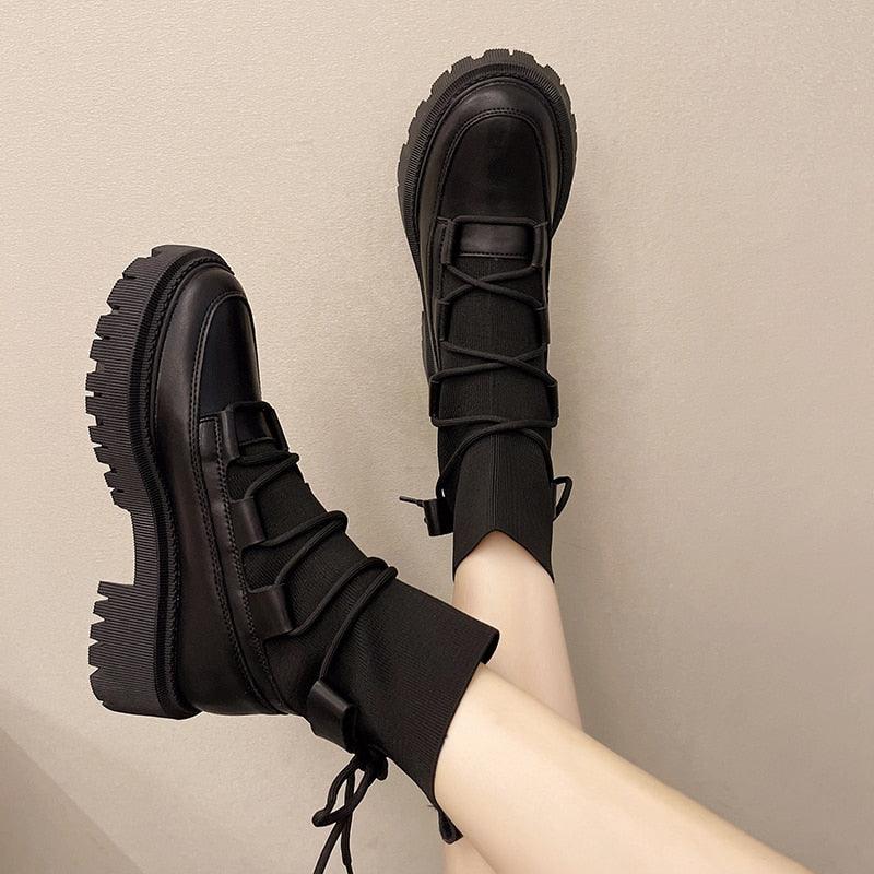 Schwarze Damen Herbststiefel: Stilvolle, bequeme Modestiefel im Combat-Look für kalte Tage & Frauenmode.
