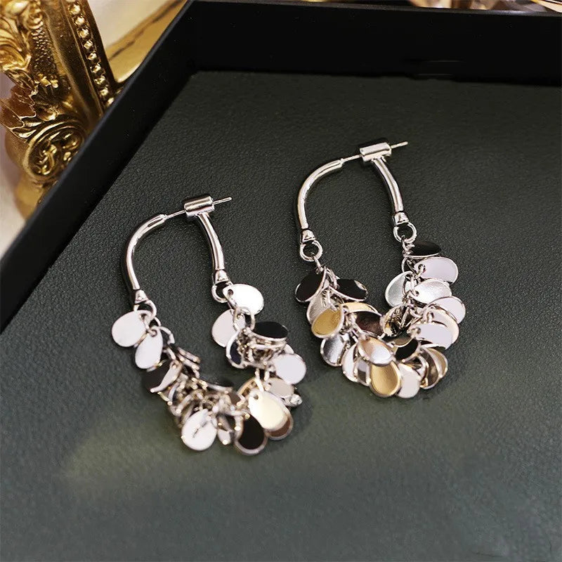 Elegante Statement-Ohrringe für Damen, besetzt mit funkelnden Pailletten und langen Quasten, ideal für Abendmode.