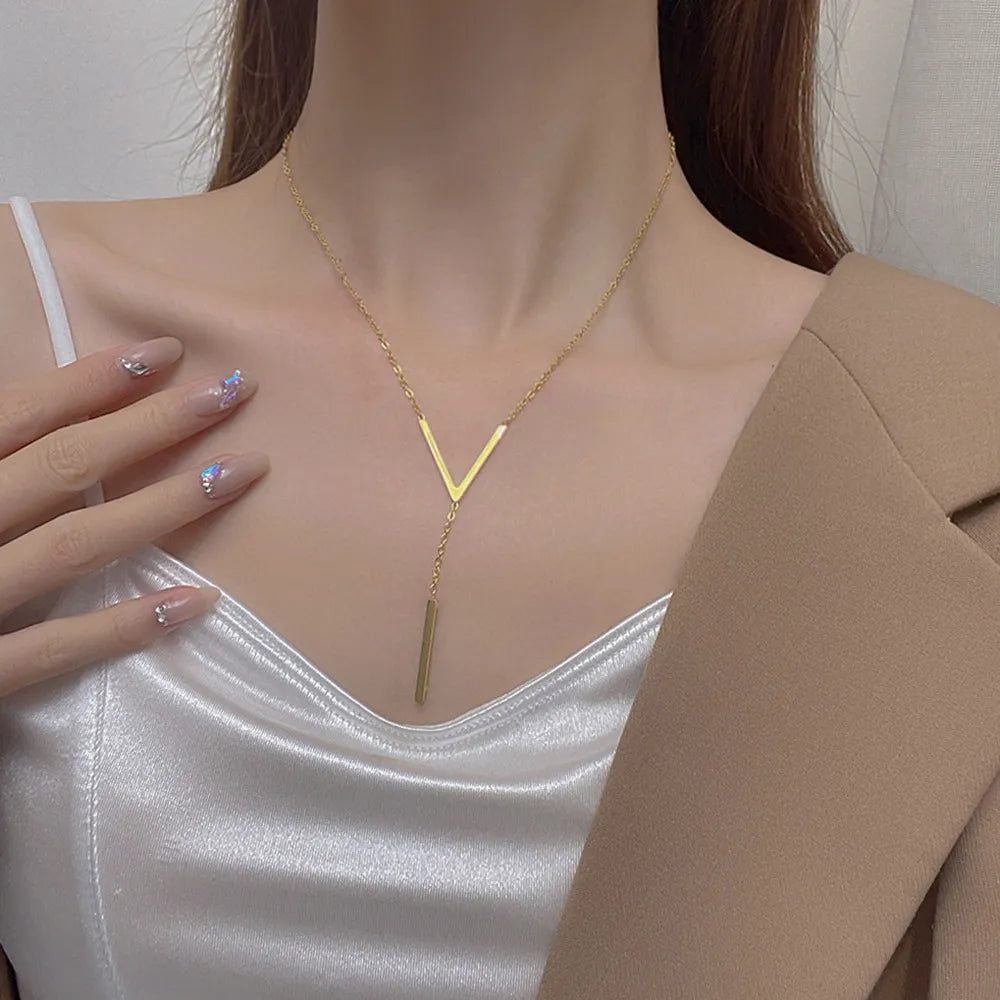Moderne V-förmige Gold Halskette für Damen, ein glänzendes Damenschmuck Accessoire für jeden Look.