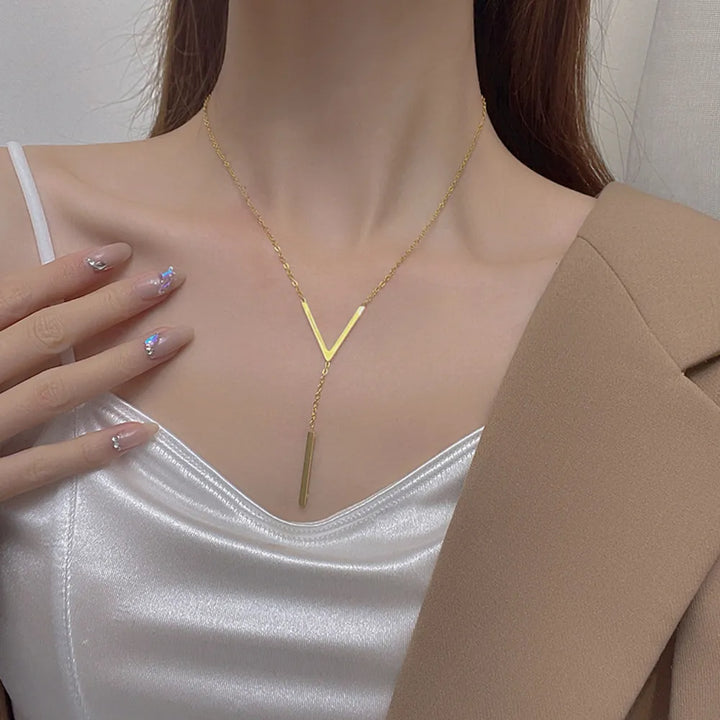 Moderne V-förmige Gold Halskette für Damen, ein glänzendes Damenschmuck Accessoire für jeden Look.