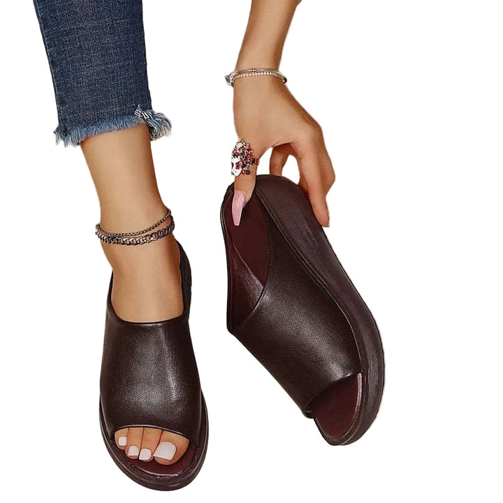 Seitliche Ansicht der offenen Damen Sandalen, orthopädisch & extraweit, ideal für den Sommer mit optimalem Komfort.