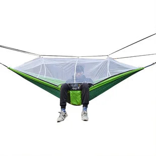 Robuste Outdoor Hängematte mit Moskitonetz für Camping, Reisen & Garten, bietet Schutz & Komfort.
