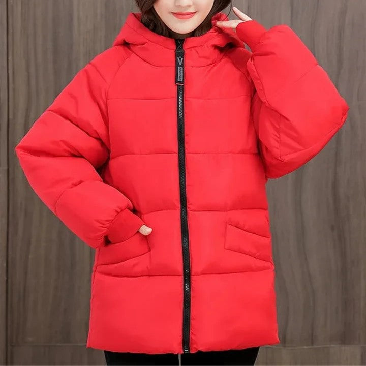 Stilvoller Damen Winterparka, Oversize Passform mit warmer Kapuze.