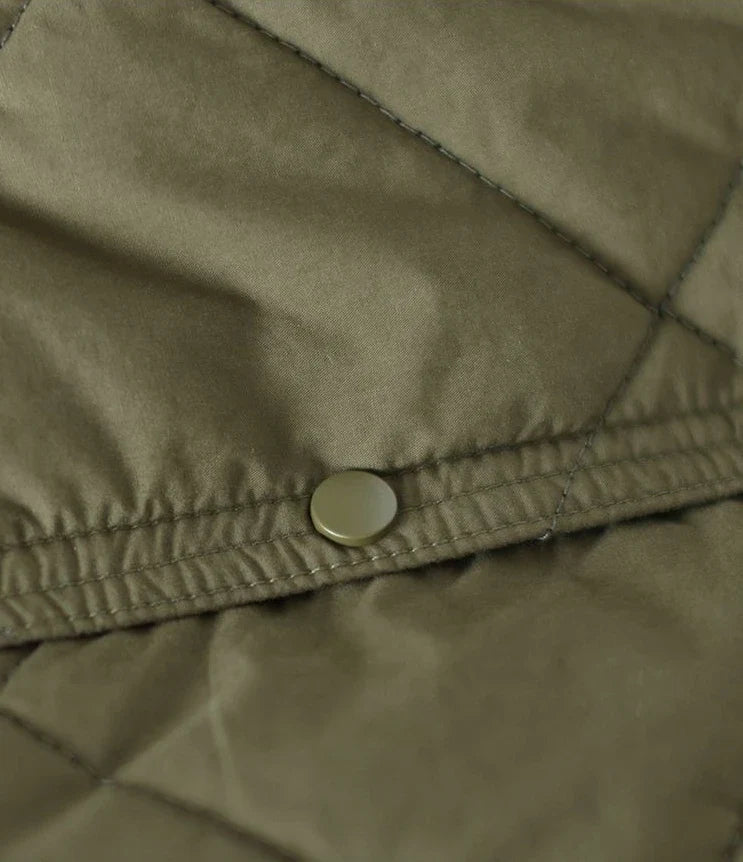Model trägt einreihigen Damen Wintermantel in Übergröße mit Kapuze. Modische, warme Winterbekleidung für Damen.
