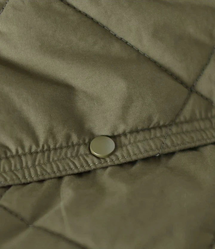 Model trägt einreihigen Damen Wintermantel in Übergröße mit Kapuze. Modische, warme Winterbekleidung für Damen.