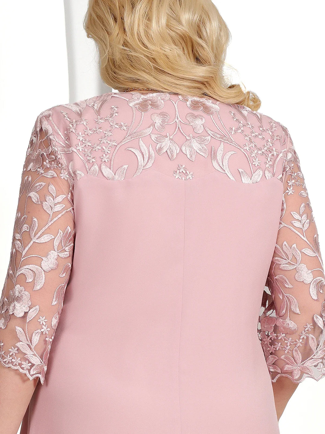 Festliches Damenkleid Übergröße, himmelblau, mit zarter Blumenstickerei. Schmeichelhaft für Plus Size.