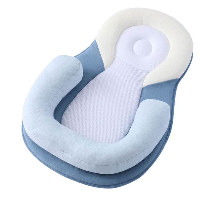 Komfortables Baumwoll-Schlafkissen für Neugeborene, ergonomisch geformt für sicheren Babyschlaf im Babyzimmer.