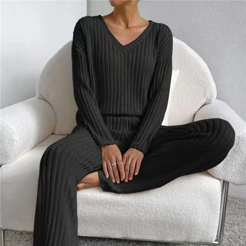 Damen Yara Loungewear Set: Komfortabler Hausanzug mit Streifen & V-Ausschnitt für entspannte Freizeit.