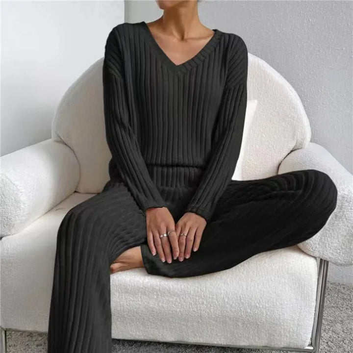 Damen Yara Loungewear Set: Komfortabler Hausanzug mit Streifen & V-Ausschnitt für entspannte Freizeit.