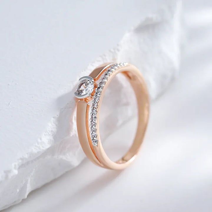 Funkelnder Cocktailring für Damen mit Zirkonsteinen. Luxuriöser Edelstahlring für glamouröse Anlässe.