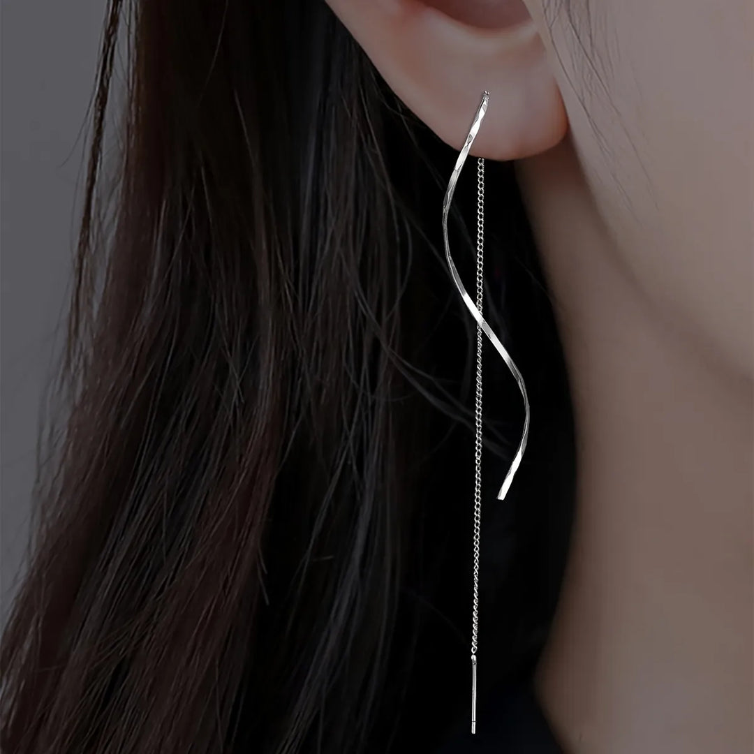 Goldene wellenförmige Quastenohrringe für Damen, moderner geometrischer Schmuck.