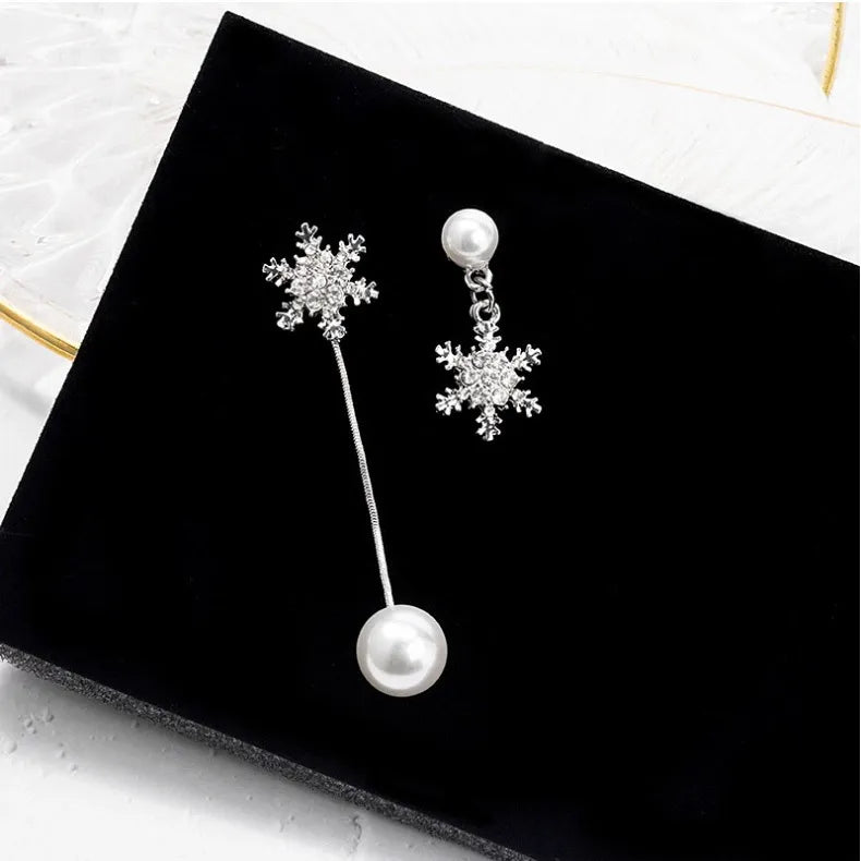 Funkelnde Damenohrringe als Schneeflocken, perfekt als Geschenkidee für Weihnachten & die kalte Jahreszeit.