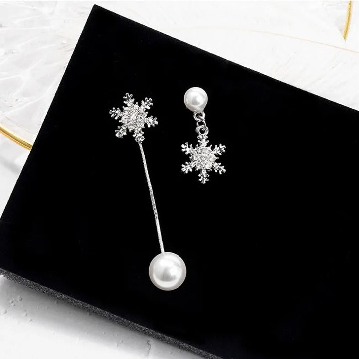 Funkelnde Damenohrringe als Schneeflocken, perfekt als Geschenkidee für Weihnachten & die kalte Jahreszeit.