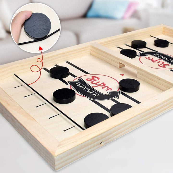 Hochwertiges Holzspielset für die ganze Familie: 2-in-1 Tischfußball & Sjoel, ideal als Indoor-Gesellschaftsspiel.