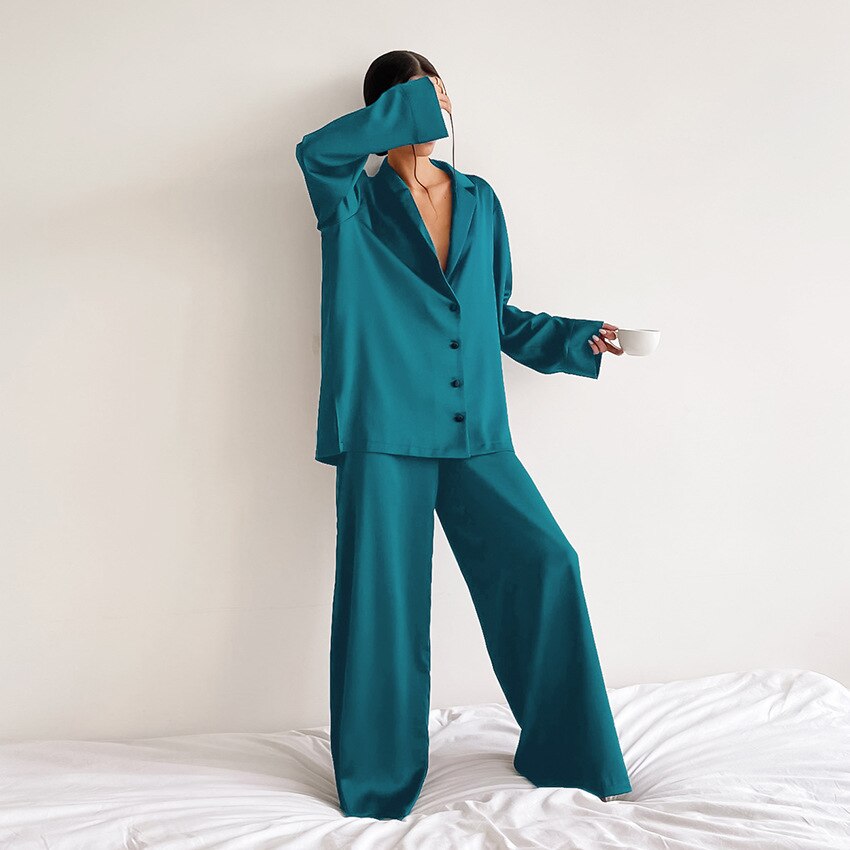 Stilvolles Damen Pyjama Set, eleganter Zweiteiler für Frauen, ideal als komfortable Nachtwäsche und Loungewear.