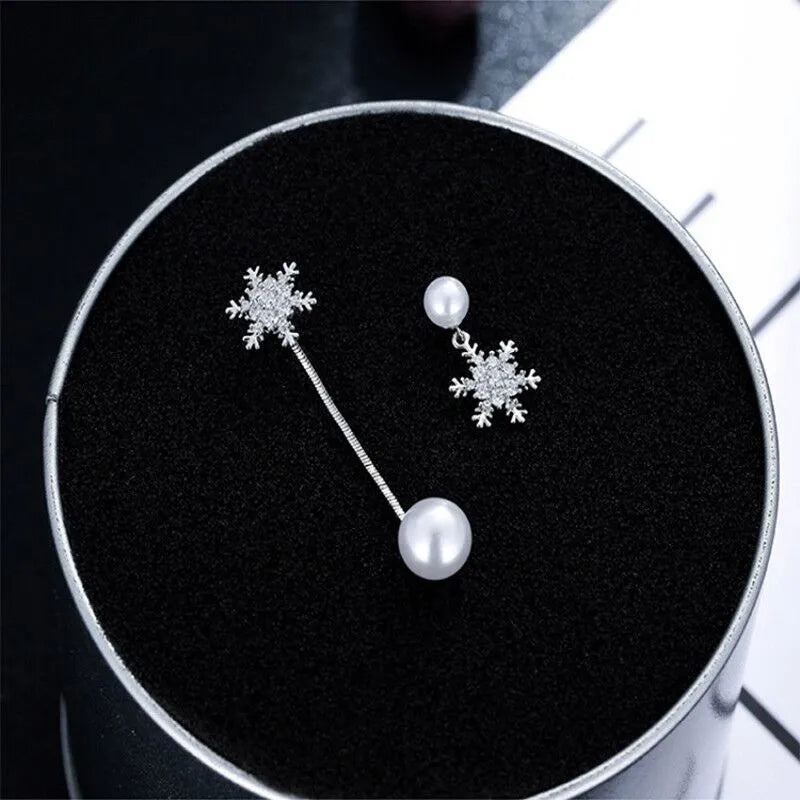 Elegante Winter-Ohrringe mit zarten Schneeflocken-Motiven und brillantem Glitzer für besondere Anlässe.