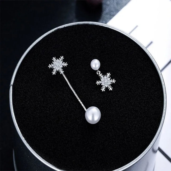 Elegante Winter-Ohrringe mit zarten Schneeflocken-Motiven und brillantem Glitzer für besondere Anlässe.