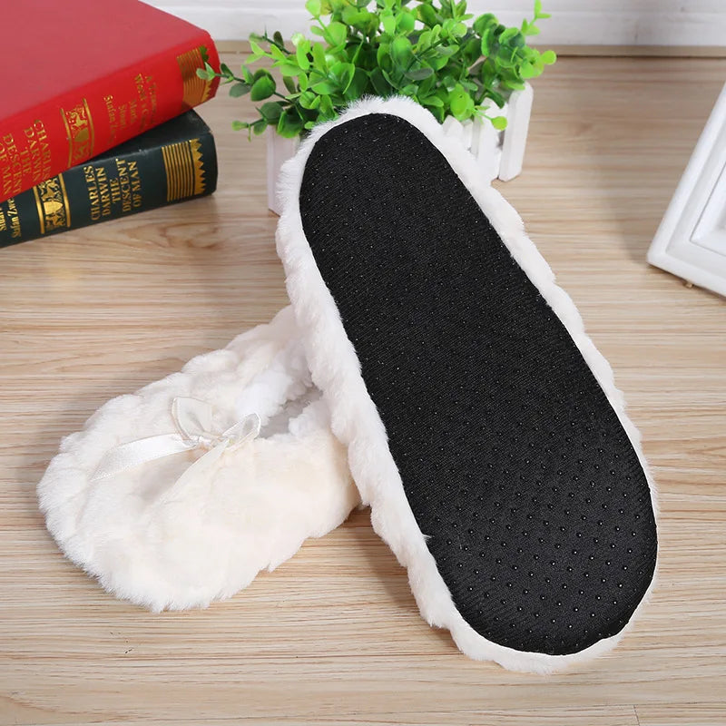 Gemütliche Damen Winter Slipper, rutschfest und warm, mit liebevollem Herzmotiv.