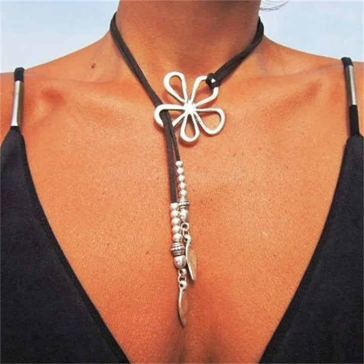 Damenhalskette ethnisch mit Blumen, handgemacht im Boho-Chic-Stil, einzigartiges Vintage-Statement.
