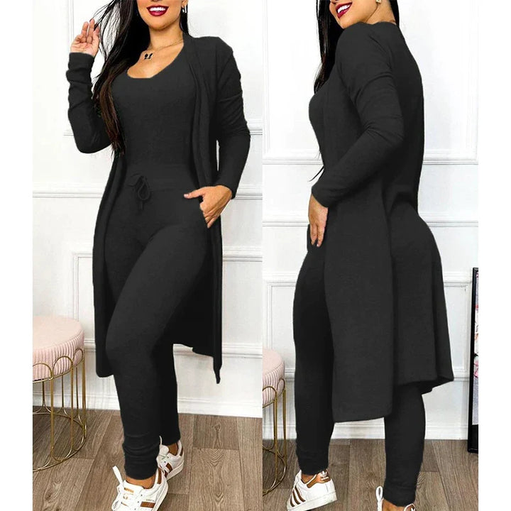 Stylischer Damen Jumpsuit mit passender Jacke, 2-Teiler Set. Bietet Komfort und eleganten Freizeit-Look.