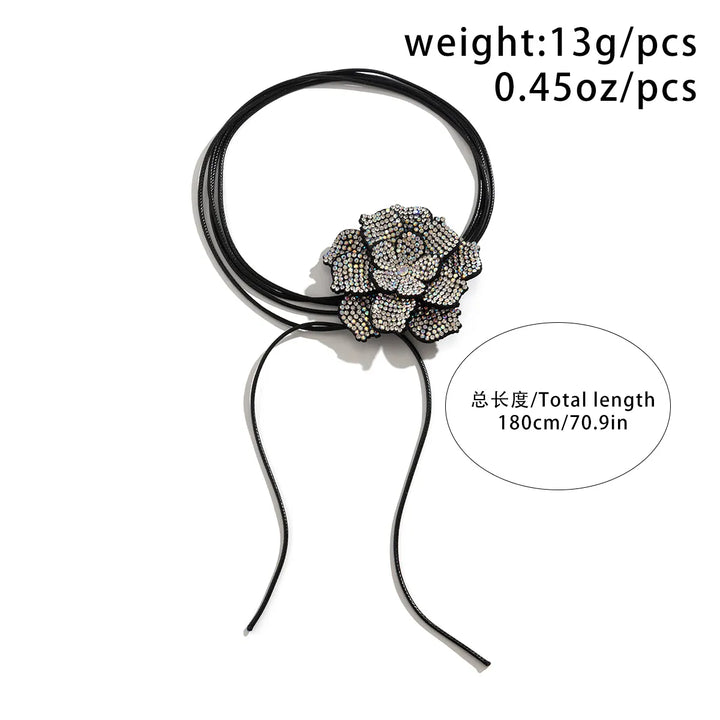 Edles Strass Rosen Halsband für Damen aus Leder, auffälliger Choker-Schmuck mit funkelnden Details.
